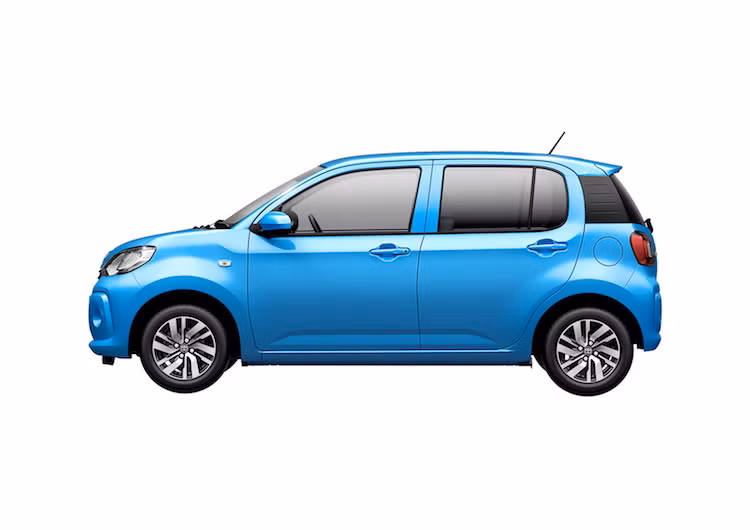 Cả 2 phiên bản của xe đều có tới 12 sự lựa chọn màu sắc khác nhau. So với thế hệ trước, Toyota cho biết khoảng trống cho ghế sau đã tăng thêm 75 mm so với thế hệ trước.