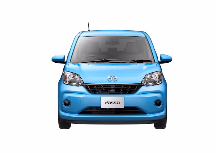 Được thiết kế hướng tới chủ yếu cho việc phục vụ khách hàng đô thị, Toyota Passo có thiết kế nhỏ nhắn, đáng yêu. Xe có 2 phiên bản với một số khác biệt về ngoại hình là Passo và Paso Moda.