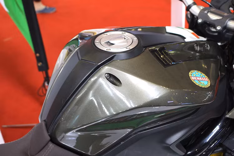 Mọi phiên bản Century Racer 1130 cũng được sơn màu xanh lá đặc trưng của những chiếc xe đua Benelli đã từng "làm mưa làm gió" trong thập niên 60 của Thế kỷ trước. Tuy nhiên, các lỗ bắt ốc lộ ra trên bình xăng đã làm giảm sự hấp dẫn của chiếc xe.