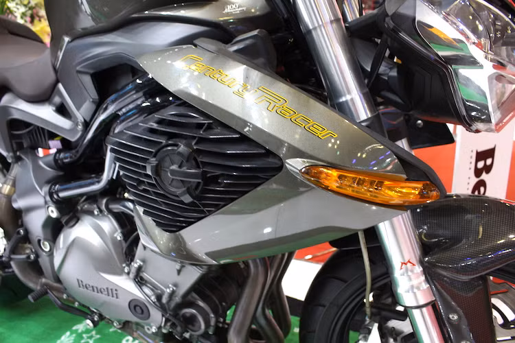 Hai bên thân xe là bộ ốp hình boomerang, được tích hợp các đèn xi-nhan và đồng thời cũng là nơi gắn quạt làm mát cho động cơ.