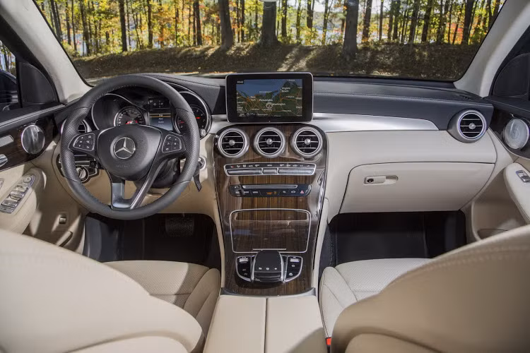 Từng được biết đến với tên gọi GLK, Mercedes GLC đã "bê nguyên" thiết kế nội thất hiện đại nhưng thanh lịch của C-Class lên một khoang lái rộng rãi hơn của dòng xe crossover.