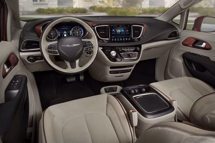Dù là một mẫu xe minivan cho gia đình nhưng chiếc Chrysler Pacifica vẫn được đánh giá cao về độ sang trọng, đặc biệt khi ngay cả hàng ghế thứ 3 cũng rất thoải mái với người lớn.