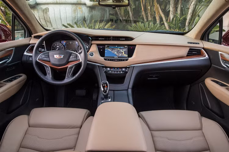 Là một mẫu crossover hạng sang cỡ trung, chiếc XT5 của hãng xe cao cấp Cadillac đã được Wards Auto khen ngợi bởi vật liệu hạng A, chất lượng hoàn thiện gần như hoàn hảo và các chi tiết, tính năng được sắp xếp khoa học, trong tầm với của người sử dụng.