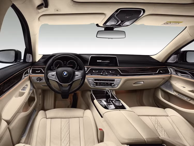 Trái với đối thủ Mercedes S-Class, nội thất của BMW 7 Series thế hệ mới không gây ấn tượng mạnh về sự hiện đại, dù cũng được tích hợp nhiều hệ thống tiên tiến không hề thua kém. Ngôn ngữ thiết kế của BMW sử dụng cho chiếc xe được đánh giá cao bởi sự thân thiện, ấm cúng.