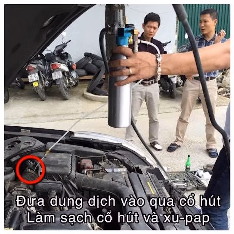 Sau đó, hóa chất đặc biệt sẽ được đưa vào trong máy thông qua cổ hút, để rồi từ đó bắt đầu làm sạch cổ hút và xú-páp của xe.