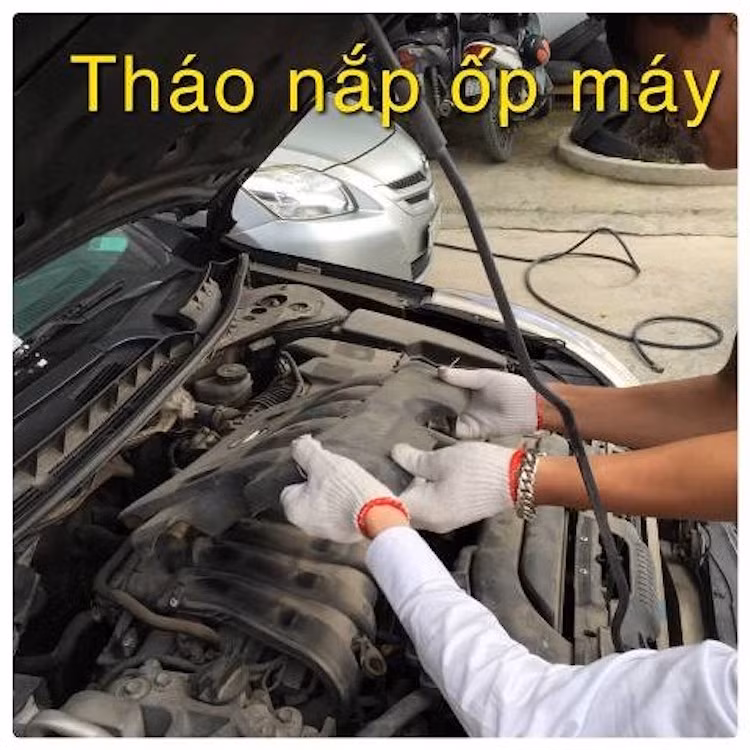 Quá trình làm sạch bằng hóa chất cũng diễn khá rất đơn giản. Trước hết, người thợ sẽ phải tháo nắp ốp máy để có thể tiếp cận các đường ống nạp, xả hay bugi.