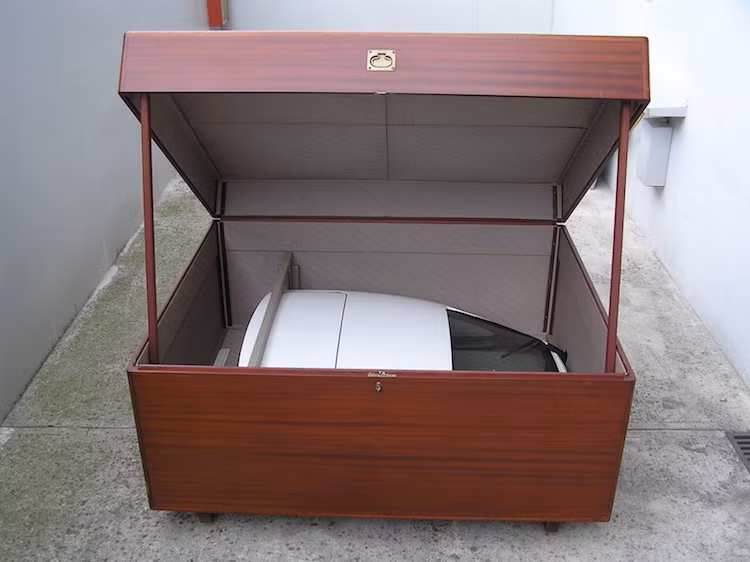 Bên cạnh bộ mui xếp mềm, chiếc 959 mui trần duy nhất trên Thế giới còn kèm theo một bộ mui cứng khác. Khi lắp bộ mui này, chiếc xe sẽ không khác gì một chiếc 959 mui kín bình thường.