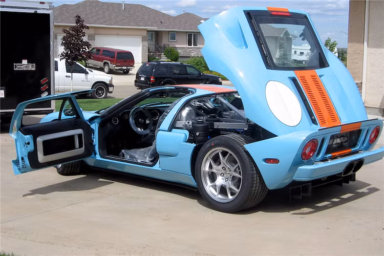 So với các phiên bản thường, Ford GT40 Heritage Edition chỉ có khác biệt duy nhất đó là màu sơn xanh/cam giống tem đấu Gulf Oil của nhiều mẫu xe đua nổi tiếng trong quá khứ.