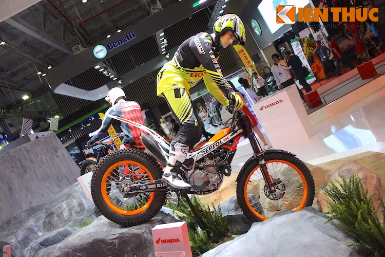  Honda Montesa Cota là dòng xe "đặc chủng" để dành cho bộ môn trial - biểu diễn kỹ thuật điều khiển xe vượt qua những chướng ngại vật hiểm trở như bậc thang, dốc nhảy, đá cao... Hiện tại, dòng Montesa Cota của Honda đang có 2 đại diện là 4RT260 và 300RR.