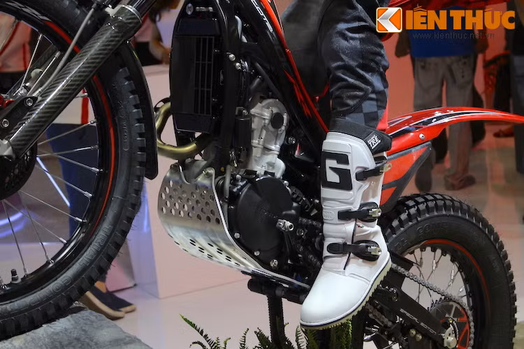 Trong khi đó, Montesa Cota 300RR có động cơ mạnh mẽ hơn, đạt dung tích 288 cc. Cả 2 mẫu xe này đều có hệ thống phun xăng điện tử PGM-FI.
