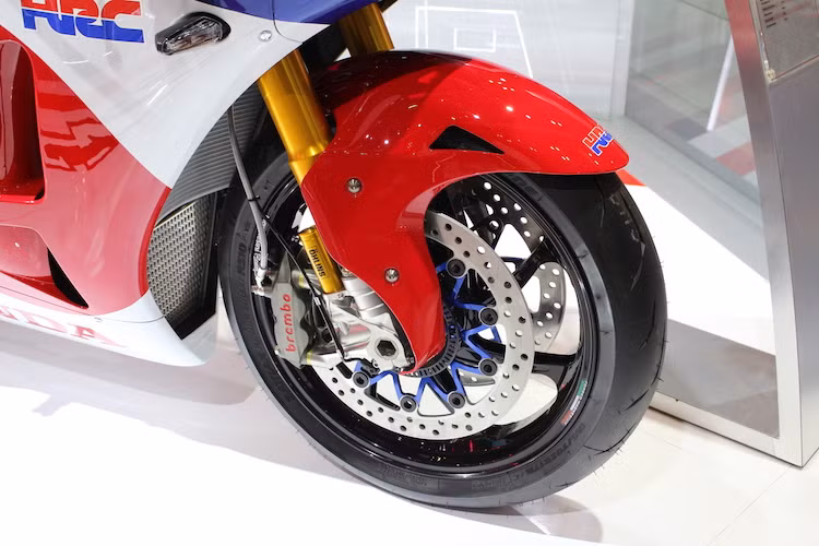 Cũng có hệ thống phanh Brembo hiệu năng cao cùng phuộc Ohlins có thể điều chỉnh điện tử, với giá lên tới 13.000 USD (tương đương 283 triệu đồng)/cặp như RC213-V nhưng trên RC213V-S, đĩa phanh carbon đã được đổi thành đĩa thép bình thường. Cặp mâm Marchesini Genesi của xe vẫn được giữ nguyên.
