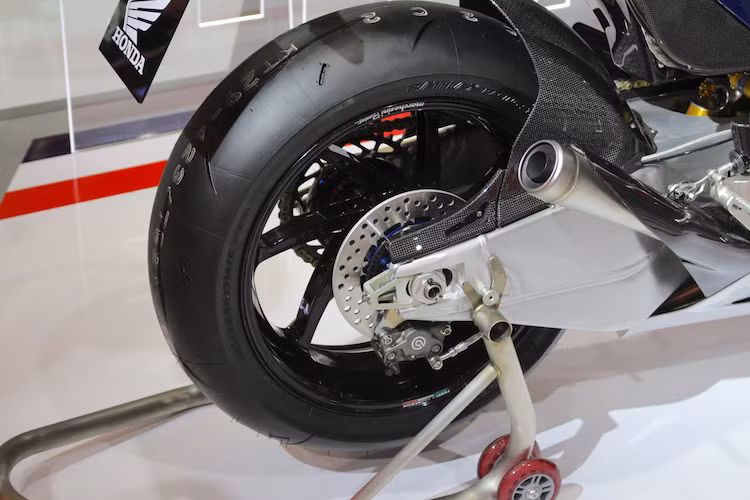 Giống như RC213V, chiếc xe được trang bị lốp Bridgestone Battlax. Để tăng độ ổn định, RC213V-S sử dụng gắp nhôm to bản. Xe được trang bị 2 đường xả, một đường dẫn lên phía dưới đuôi và đường còn lại nằm bên cạnh gắp sau. Tuy nhiên không giống như pô Termignoni của RC213V, Honda đã bắt buộc phải lắp giảm thanh cho RC213V-S.