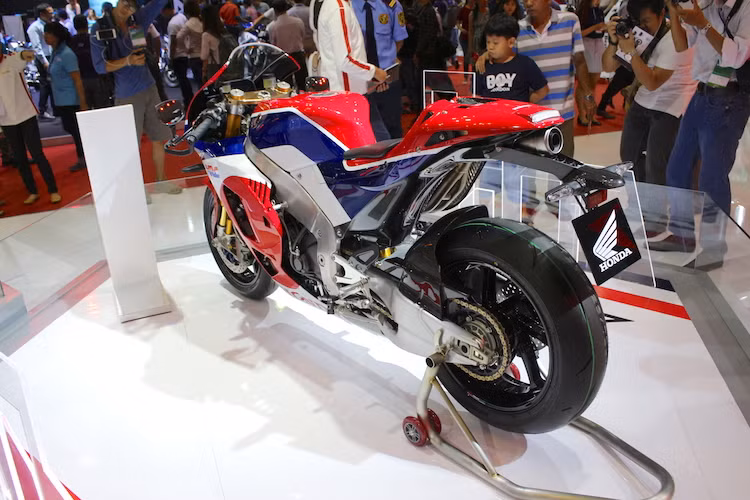 Với những công nghệ đỉnh cao và "nguồn gốc" từ MotoGP, Honda đặt giá cho RC213V-S là 184.000 USD (tương đương 4,009 tỷ đồng). Hãng sẽ chỉ sản xuất đúng 350 chiếc trên toàn Thế giới. Chiếc xe được trưng bày tại Việt Nam là chiếc thứ 11.