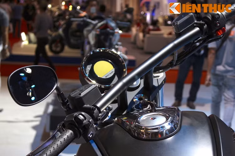 Tay lái của Audace khá giống nhiều mẫu Harley-Davidson với thiết kế rộng và kéo về phía sau. Ở phía trên là một bảng đồng hồ cơ kết hợp với điện tử. Xe còn có tính năng kết nối bluetooth với điện thoại thông minh để ghi lại thông tin hành trình, cũng như sử dụng các tiện ích như ghi nhớ vị trí đậu xe, hiển thị những trạm xăng gần nhất khi hết xăng.