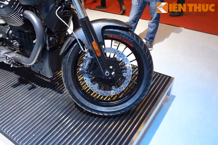 Bánh trước của xe sử dụng mâm có đường kính lên tới 18 inch với thiết kế 24 chấu màu đen đầy hấp dẫn và lốp 130/70/18. Dù là một mẫu cruiser nhưng chiếc xe sở hữu khá nhiều chi tiết thể thao như một chiếc sportbike, chẳng hạn như heo Brembo và dè trước bằng sợi carbon.