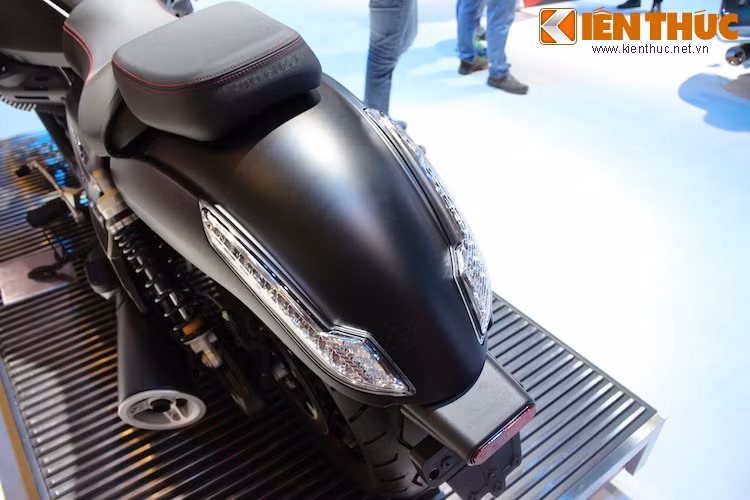 Bánh sau của Audace có cỡ lốp "khủng" lên tới 200/60/16, khiến chiếc xe có dè sau to bản, đủ diện tích để Moto Guzzi có thể bố trí cặp đèn xi-nhan phía sau với thiết kế kéo dài độc đáo, sử dụng công nghệ LED.