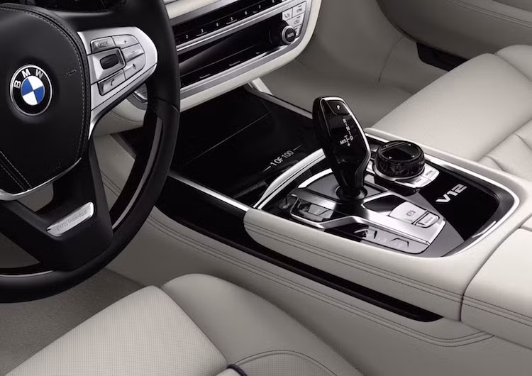 Mỗi phiên bản của BMW 7 Series THE NEXT 100 YEARS sẽ chỉ được sản xuất với số lượng giới hạn 100 chiếc, và số thứ tự của mỗi chiếc xe sẽ được in trên bảng điều khiển trung tâm.