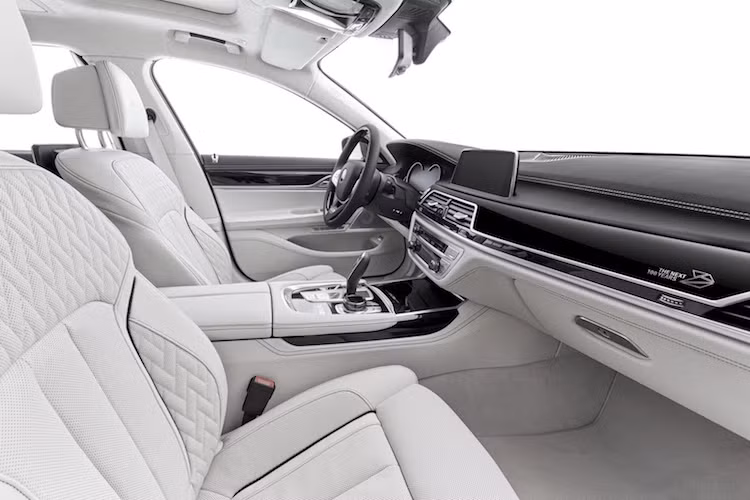 Ở bên trong nội thất, các phiên bản BMW 7 Series THE NEXT 100 YEARS cũng sẽ sở hữu các trang bị cao cấp và hiện đại như những phiên bản. Mặc dù là một phiên bản đặc biệt nhưng BMW vẫn bắt khách hàng phải trả thêm tiền mới có một số tùy chọn cao cấp như dàn âm thanh Bowers &amp; Wilkins, ghế mát-xa điện, điều hòa không khí 4 vùng...
