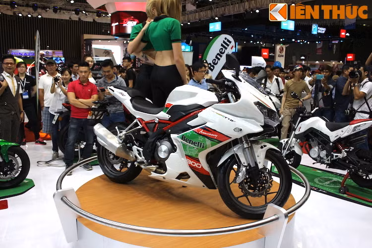 Mang tên gọi của dòng superbike Tornado trong quá khứ nhưng cũng như các đối thủ cùng phân khúc, chiếc sport bike Benelli Tornado 302 được thiết kế nhằm hướng tới những người mới chơi xe phân khối lớn với tư thế ngồi thoải mái hơn.