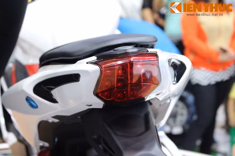 Phần đuôi của Tornado có thiết kế vuốt nhọn thể thao, chính giữa là đèn hậu LED 12 bóng hiện đại. Yên xe chia làm 2 tầng cách biệt.