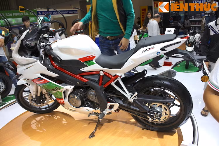 Được dựa trên cơ sở mẫu naked bike BN302 nhưng theo Benelli, hãng đã phát triển riêng một bộ khung xe mới cho Tornado 302.