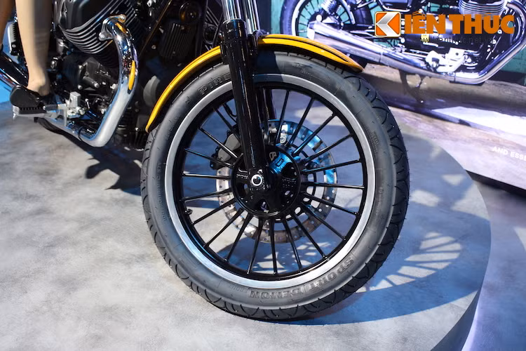 Được lấy cảm hứng từ chiếc Nevada 750 trước đây của hãng xe Moto Guzzi, V7 Roamer có vành trước với kích thước lên tới 19 inch, sử dụng mâm dạng đũa và lốp Pirelli Sport Demon.
