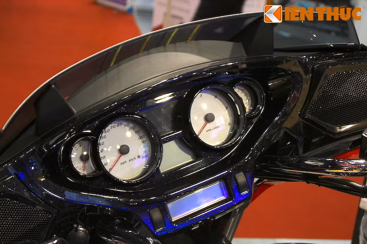 Giống như đối thủ Street Glide, Magnum cũng được Victory trang bị cho hệ thống thông tin giải trí "khủng", với khả năng kết nối bluetooth và phát nhạc từ điện thoại. Thông tin bài hát sẽ được hiển thị qua màn hình riêng trên bảng đồng hồ.