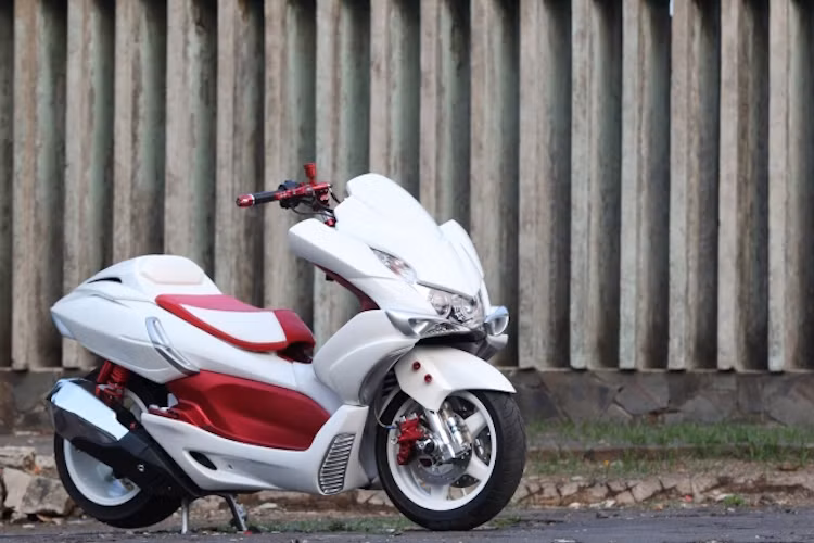 Sau khi được độ lại bởi một dân chơi Indonesia, chiếc xe tay ga touring phân khối nhỏ Honda PCX 150 đã hoàn toàn "lột xác", trở nên đầy "chất chơi" giống những mẫu maxi scooter độ tại Nhật.