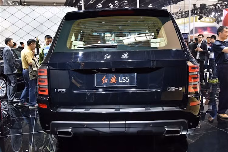Ở phía sau, mối liên hệ với Range Rover càng thể hiện rõ với cặp đèn hậu đặt dọc, nằm trong tổng thể đuôi xe với thiết kế đơn giản. Dòng chữ Hồng Kỳ viết bằng chữ Hán nằm chính giữa đuôi xe.