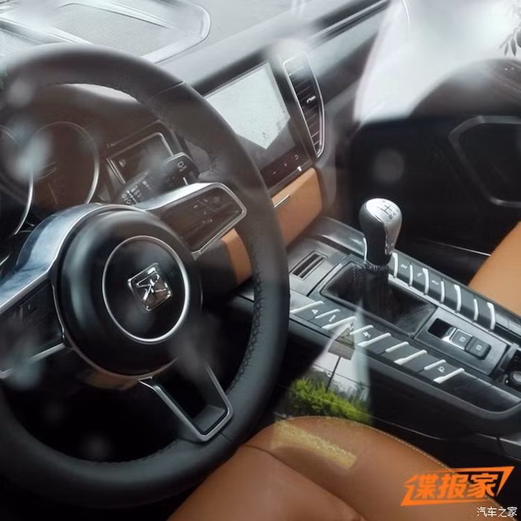 Không chỉ dừng lại ở ngoại thất, Zotye còn "copy" gần như y hệt nội thất của Macan, cũng với hàng phím đặt xéo trên bảng điều khiển trung tâm, vô-lăng thể thao và màn hình hệ thống thông tin giải trí lớn.
