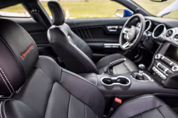 Là một hãng độ chú trọng tới nâng cấp động cơ, nội thất của Mustang GT đã được Hennessey gần như giữ nguyên, chỉ thêu tên tuổi của mình trên các ghế tựa đầu và thảm sàn xe.