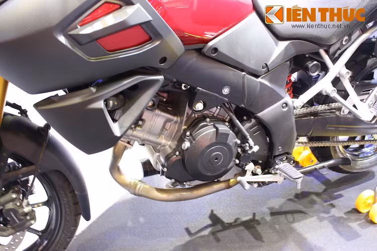 "Trái tim" của V-Strom là khối động cơ V-Twin DOHC 1037 cc với các công nghệ mới như piston tương tự xe đua F1, kim phun nhiên liệu 10 lỗ... với công suất 90 mã lực và mô-men xoắn cực đại 90 Nm. So với các đối thủ, V-Strom không "bốc" bằng nhưng lại dễ điều khiển hơn, đặc biệt có mô-men xoắn ở dải vòng tua tầm trung khá lớn.