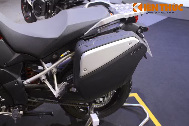 Giống như nhiều chiếc xe thuộc phân khúc adventure khác, V-Strom cũng sở hữu một cặp thùng chứa đồ bằng nhựa cho những chuyến đi dài ở hai bên thân xe.