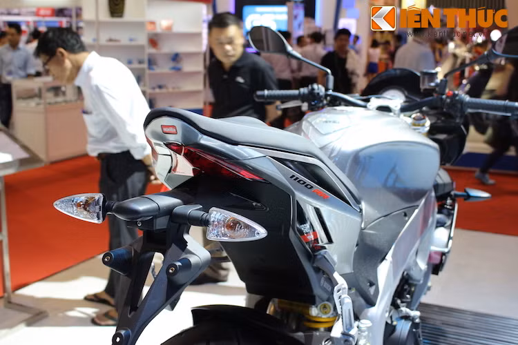 Đèn hậu của Tuono được giấu gọn dưới đuôi xe, trong khi xi-nhan nằm ở trên pát biển số kiêm chắn bùn. Công bằng mà nói, nếu xi-nhan này được Aprilia rút gọn hơn thì kiểu dáng của xe sẽ còn hấp dẫn hơn nhiều.