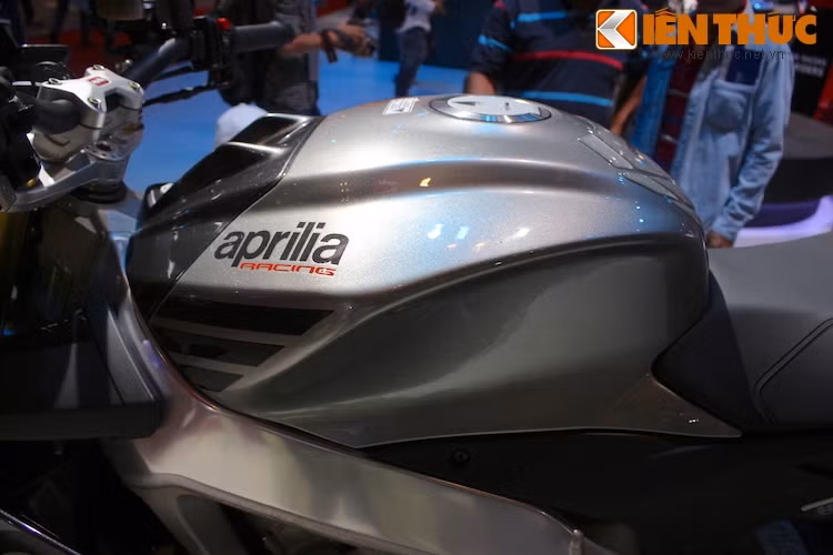 Tại Mỹ, một chiếc Tuono V4 1100 RR có giá lên tới 15.000 USD (tương đương 334 triệu đồng). Nếu như Piaggio Việt Nam có thể định giá hợp lý cho chiếc xe, chắc chắn nó sẽ là một "đối trọng" của Kawasaki Z1000.