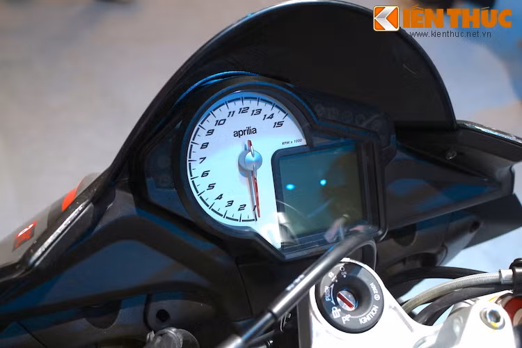 Hệ thống hỗ trợ người lái Performance Ride Control nổi tiếng của Aprilia cũng có mặt trên Tuono, với các tính năng như hệ thống điều khiển lực kéo 8 chế độ, chuyển số nhanh, hỗ trợ "đề pa" Launch Control... Đây là hệ thống đã được cân chỉnh dựa vào các dữ liệu thu thập được khi Aprilia tham gia vào giải đua World Superbike.
