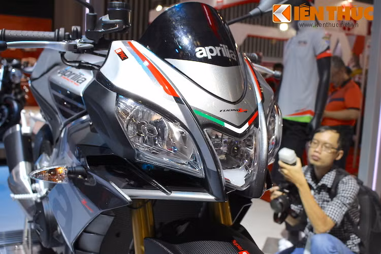 Được thiết kế để cạnh tranh với các đối thủ cùng phân khúc như Kawasaki Z1000, BMW S1000R, Ducati Streetfighter hay Triumph Street Triple, Tuono V4 1100 RR nổi bật với thiết kế phần đầu gần như được "bê nguyên" từ RSV4, chỉ có điểm khác là phần quây gió rút gọn lại.