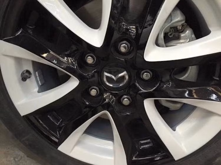 Ngoài ra, bộ mâm nguyên bản của Mazda 3 cũng được giữ nguyên, nhưng sơn 2 tông màu nổi bật hơn.