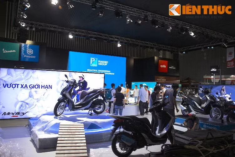 Khu trưng bày của Piaggio hội tụ đầy đủ các dòng xe tay ga của hãng, trong đó tâm điểm sẽ là mẫu xe cao cấp Medley vừa ra mắt trong tháng 3/2016. Ngoài ra, hãng còn nhấn mạnh tới thiết kế đậm chất Ý và các công nghệ mới như phanh ABS, động cơ iGet...
