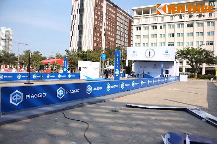 Bên cạnh đó, nhằm tăng thêm tính tương tác và thu hút khách tham quan triển lãm, Ban tổ chức đã dành thêm 3.800 m2 diện tích ngoài trời để tổ chức nhiều hoạt động vui chơi giải trí đặc biệt như biểu diễn xe mạo hiểm, mô tô nghệ thuật, lái thử xe cùng hàng ngàn quà tặng hấp dẫn khác.