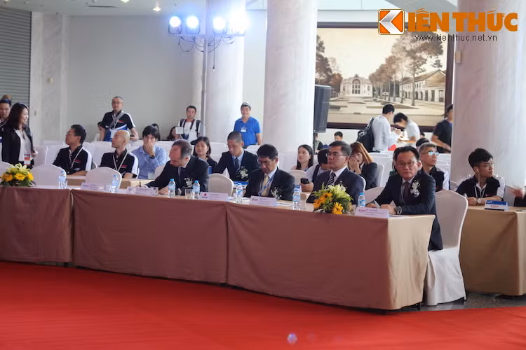 Không chỉ có cơ hội khám phá những mẫu xe độc đáo với cộng nghệ tiên tiến nhất, khách tham quan còn được mãn nhãn với hàng loạt những màn trình diễn mô tô hoành tráng, kết hợp cùng các chương trình biểu diễn ca nhạc, thời trang sôi động với sự góp mặt của nhiều nghệ sĩ nổi tiếng.