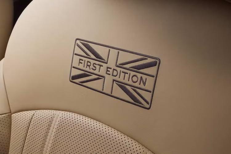 Trên mỗi lưng ghế ngồi, Bentley cũng đã thêu biểu tượng cờ Anh kèm dòng chữ "First Edition" để khẳng định sự đặc biệt của chiếc xe.