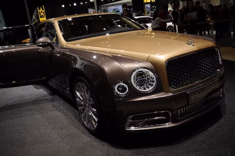 Các phiên bản Mulsanne First Edition vẫn tiếp tục được trang bị khối động cơ V8 6,75 lít tăng áp kép, hộp số tự động ZF và hệ dẫn động cầu sau. Phiên bản mạnh nhất vẫn là Mulsanne Speed với công suất 530 mã lực, mô-men xoắn cực đại 1100 Nm.