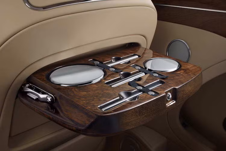 Đặc biệt trên phiên bản này, Bentley còn tích hợp một bộ dụng cụ trang điểm đặc biệt do hãng Asprey of London sản xuất ở bàn gấp đặt sau lưng ghế trước, gồm các món như gương, bàn chải tóc và lược