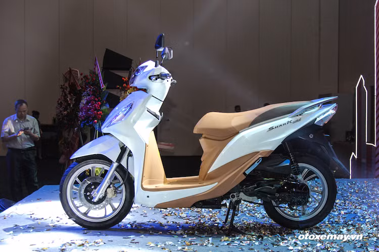 "Phom" cơ bản của Shark Mini khá giống so với Vision, tuy nhiên xe sử dụng nhiều đường nét thiết kế góc cạnh hơn. Shark được trang bị bộ vành 14 inch 5 cánh kép với hệ thống phanh trước/sau dạng đĩa/đùm.