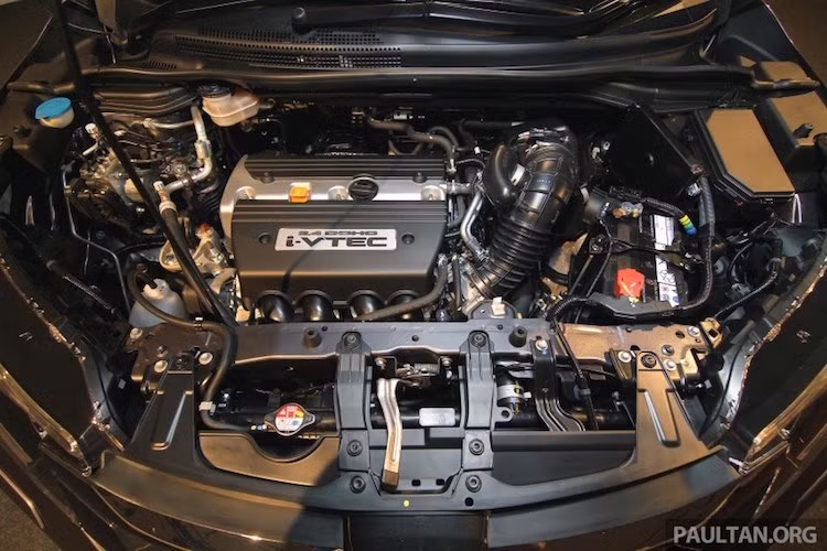 Xe vẫn sẽ sử dụng động cơ 2.4l 4 xi-lanh thẳng hàng DOHC với công suất tối đa 140 mã lực và mô-men xoắn cực đại 222 Nm kèm theo hộp số tự động 5 cấp. Thêm vào đó, Honda CR-V cũng được trang bị hệ thống trợ lực lái điện thích ứng nhanh với chuyển động (MA-EPS), kiểm soát hành trình Cruise Control, chế độ lái tiết kiệm nhiên liệu Econ mode và hệ thống hướng dẫn lái xe sinh thái Eco Coaching.