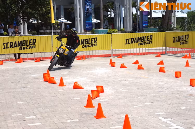 Đây là nơi để các tay lái mới có dịp trải nghiệm và làm quen với việc điều khiển một chiếc xe phân khối lớn đúng cách, đảm bảo sự an toàn cho bản thân và những người xung quanh.