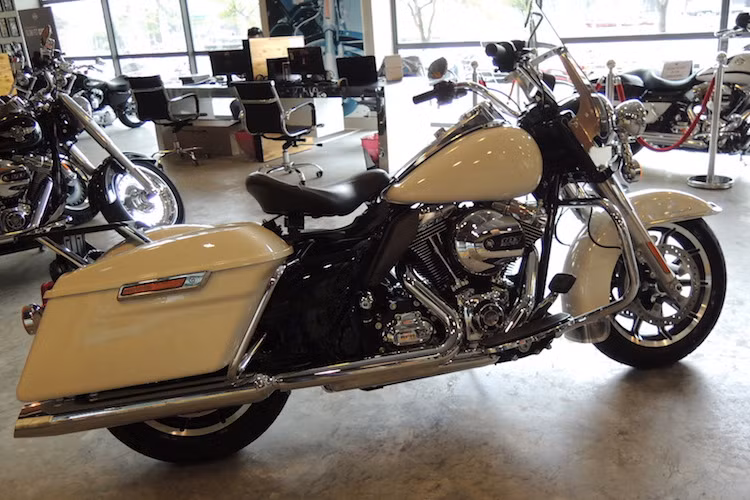 Harley-Davidson Electra Glide Police và Harley-Davidson Road King Police đều có chiều dài 2450 mm, rộng 960 mm và cao 1430 mm. Chiều cao yên xe 695 mm và khoảng sáng gầm 135mm, bình xăng dung tích 22,7 lít.
