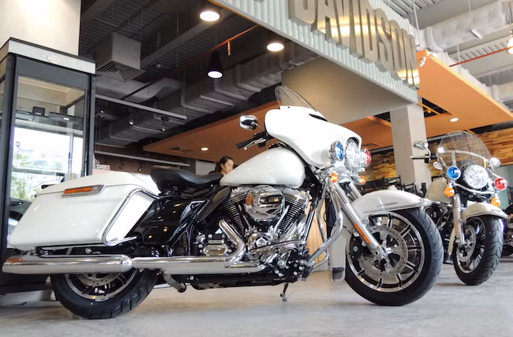 Harley-Davidson Electra Glide Police và Harley-Davidson Road King Police hiện nay đều được phân phối chính hãng tại Việt Nam kèm theo chế độ bảo hành 2 năm không giới hạn km.