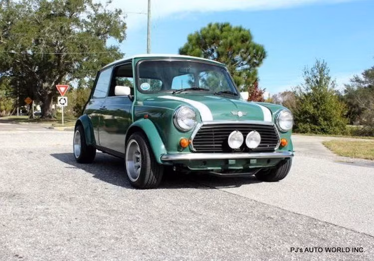 Trên Thế giới, những chiếc MINI Cooper cổ thay máy đã trở nên phổ biến, tuy nhiên chiếc xe tới từ Florida, Mỹ này vẫn gây ấn tượng mạnh do gần như nguyên bản sau khi thay động cơ.